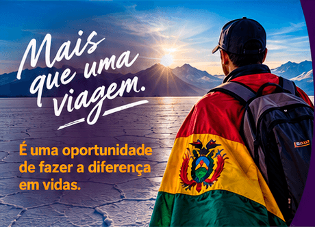Missionário com mochila e bandeira da Bolívia no Salar de Uyuni. Mais que uma viagem, é uma oportunidade de fazer a diferença em vidas.